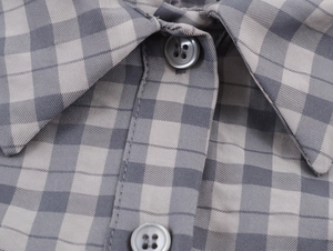 Détail du col à carreaux gris et de la fermeture à bouton de la robe courte