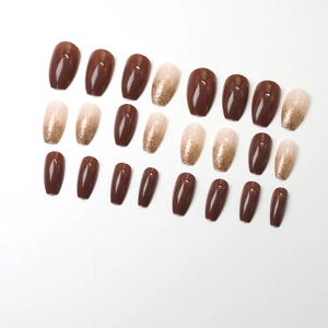 Faux ongles caramel pailletés avec dégradé marron et forme cercueil élégante