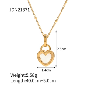 Détail du pendentif cœur avec incrustation de nacre et spécifications techniques 40cm