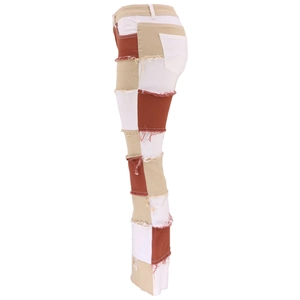 Details der High-Waist-Patchwork-Jeans mit Farbblock-Nähten und ausgefransten Rohkanten