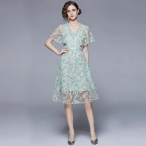 Französisches mintgrünes Spitzenkleid mit Blumenstickerei und Lotusblattärmeln