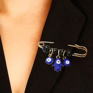 Broche épingle à nourrice Main de Fatma et Œil Bleu sur revers de blazer noir
