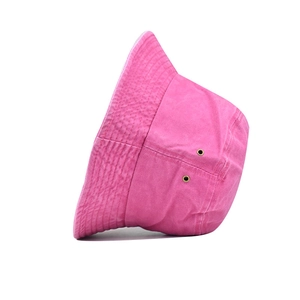 Dettaglio cappello bucket in cotone lavato rosa con occhielli di ventilazione dorati
