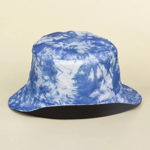 Détail d'un chapeau bob tie-dye bleu et blanc avec doublure intérieure noire contrastée