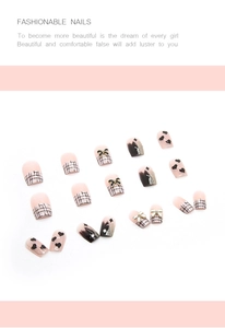 Détail de faux ongles style doux-froid avec nœuds papillon et motifs de cœur