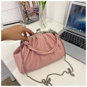Vue détaillée du sac rose plissé avec fermoir vintage en métal et bandoulière chaîne