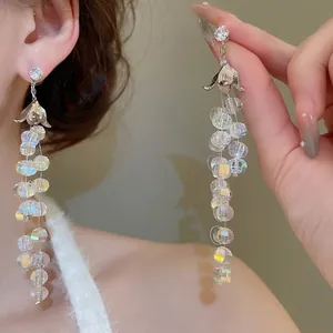 Eleganti orecchini in argento con zirconi scintillanti e nappe di perline a cascata