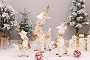 Weihnachtliche Plüsch Alpaka Puppen Set, goldene Druckdetails, festliche Heimdeko.