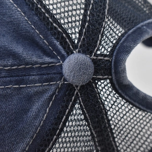 Dettaglio corona cappellino con denim blu, rete nera e cuciture grigie a contrasto