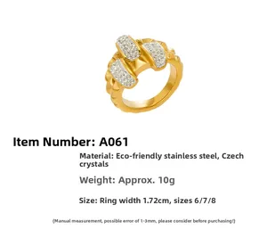 Vue macro d'une bague géométrique en acier plaqué or 18k avec incrustation de zircon