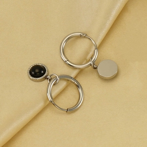 Boucles d'oreilles en acier inoxydable avec pierre noire sur fond de satin doré