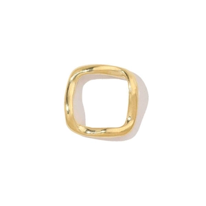Detailansicht eines unregelmäßigen quadratischen Goldrings mit hochwertiger Politur