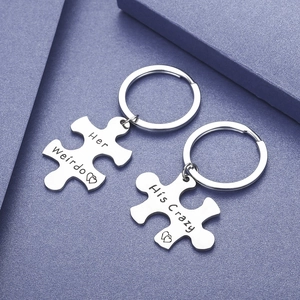 Portachiavi a puzzle per coppie in acciaio inox con incisione His Crazy Her Weirdo