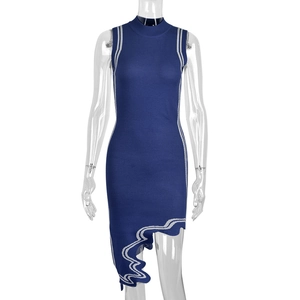 Vestido largo de punto azul sin mangas con cuello alto y dobladillo ondulado asimétrico