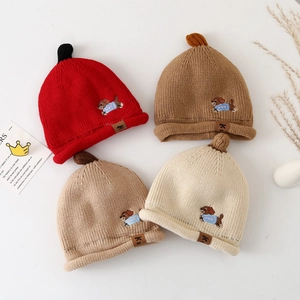 Bonnets en tricot pour bébé avec broderie chiot et pompons colorés en quatre tons doux