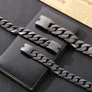 Bracelet gourmette tendance en acier titane 304 noir posé sur du cuir et du vieux papier