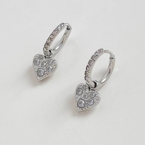 Détail de boucles d'oreilles cœur détachables en argent avec pavé de cristaux de zircon