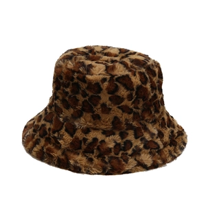 Cappello bucket in peluche leopardato da donna in calda ecopelliccia per l'inverno