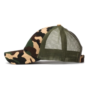 Vue latérale de casquette trucker camouflage avec filet vert olive et visière courbée