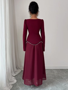 Robe de soirée élégante bordeaux à manches longues avec perles à la taille et coupe en A