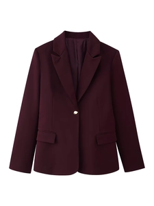 Détail du blazer bordeaux à boutonnage simple avec bouton doré et poches à rabat