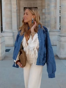 Veste matelassée bleue pour femme avec coutures ondulées et boutons métalliques pour l'hiver