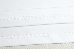 Vue macro détaillée montrant les coutures précises et la texture du tissu premium