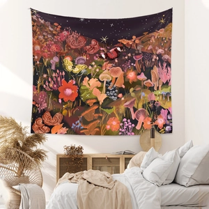 Tapisserie bohème aux champignons avec papillons et étoiles dans une chambre douillette