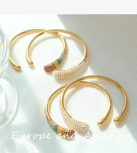 Détails des bracelets joncs plaqués or 18 carats avec perles et cristaux colorés