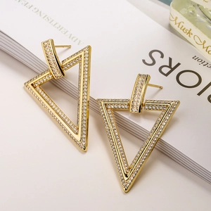 Elegante vergoldete geometrische Dreieck Ohrringe mit weißen Zirkonia auf weißem Grund
