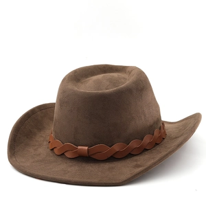 Détail d'un chapeau de cowboy western marron foncé en daim avec bandeau en cuir tressé