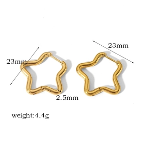 Boucles d'oreilles étoile en acier doré 18k avec détails de taille de 23mm de diamètre