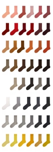Detailliertes Gitter-Layout mit über 40 verschiedenen Unifarben von Baumwollsocken