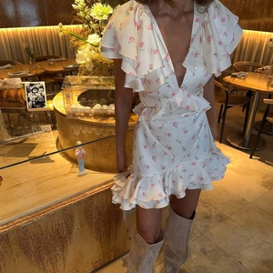 Robe courte fleurie à col en V, manches volantées et jupe à plusieurs niveaux blanc