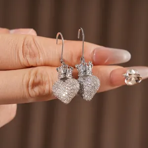 Élégantes boucles d'oreilles cœur et couronne avec zircons brillants et fini argenté