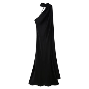 Elegantes schwarzes One-Shoulder-Maxikleid aus Satin mit seidigem Glanz auf weißem Grund