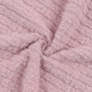 Vue macro d'un tricot en similicuir de vison rose avec texture pelucheuse et détails côtelés