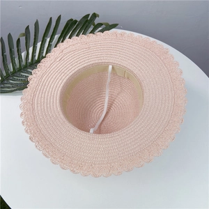 Vue intérieure d'un chapeau de paille rose avec mentonnière élastique et bandeau