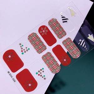 Détail des stickers ongles de Noël SDA-026 avec sapins festifs et motifs de flocons de neige
