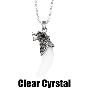 Detailopname van wolfskop hanger in antiek zilver met kristallen tand aan kralenketting