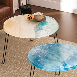 Zweiteiliges Couchtisch-Set mit Ozean-Harz-Design und schlanken schwarzen Metallbeinen