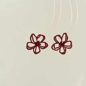Elegante burgunderrote hohle Blumenohrstecker in klassischem minimalistischem Metalldesign