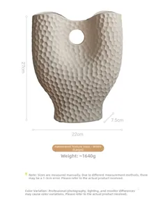 Détail du vase en céramique blanche avec texture martelée et dimensions 27x22x7,5cm