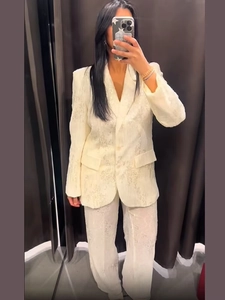 Selfie allo specchio con completo blazer e pantaloni con paillettes bianco sporco