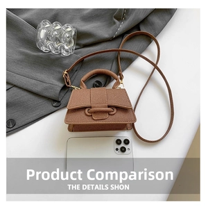 Mini sac bandoulière marron texturé à côté d'un smartphone pour comparer la taille