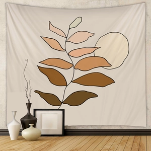 Détail du motif de feuilles bohèmes et graphique du soleil sur tapisserie beige