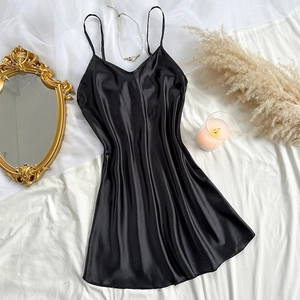 Elegantes schwarzes Satin-Unterkleid mit dünnen Trägern und V-Ausschnitt für zu Hause
