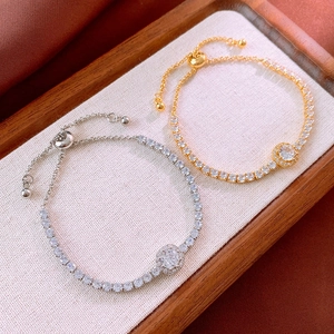 Vue détaillée de bracelets réglables en argent et or avec zircons et pendentifs halo géométriques