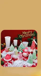 Stampi in silicone albero di Natale e pupazzo di neve con candele natalizie su sfondo neve