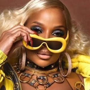 Y2K chunky yellow bubble frame sunglasses paired with chunky metal chain necklace